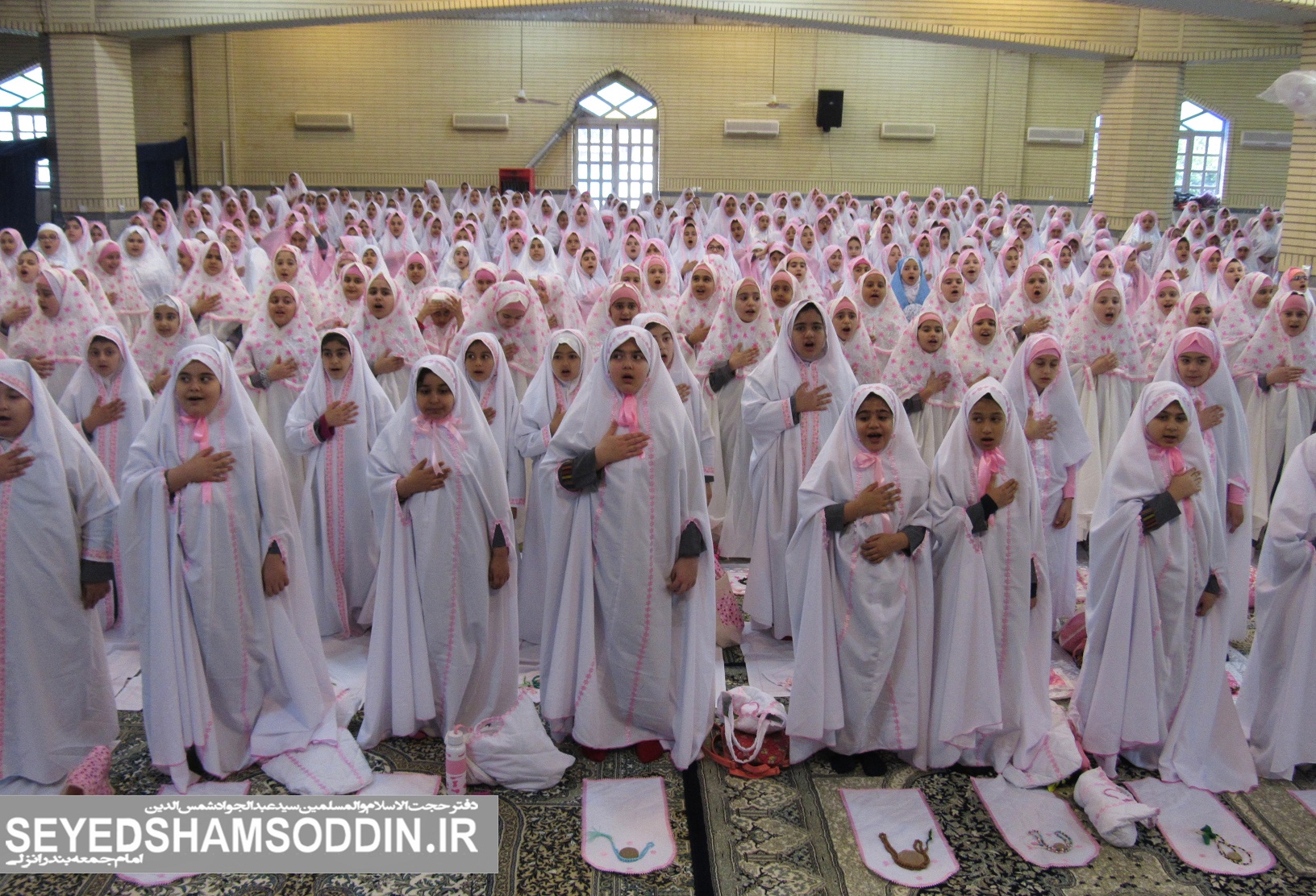 گزارش تصویری/ جشن تکلیف ۱۰۰۰ دانش آموز دختر در مصلی بندرانزلی برگزار شد
