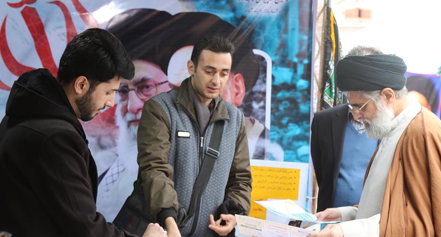 گزارش تصویری بازدید امام جمعه بندر انزلی از نمایشگاه دستاوردهای انقلاب اسلامی در رشت//